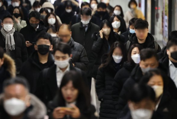 “벗으라는데 안 벗는 한국인”..NYT, 마스크 계속 쓰는 이유 재밌는 분석