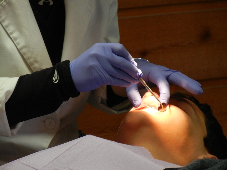 레이크우드 치과 의사, 발치 환자 사망으로 면허 정지 당해