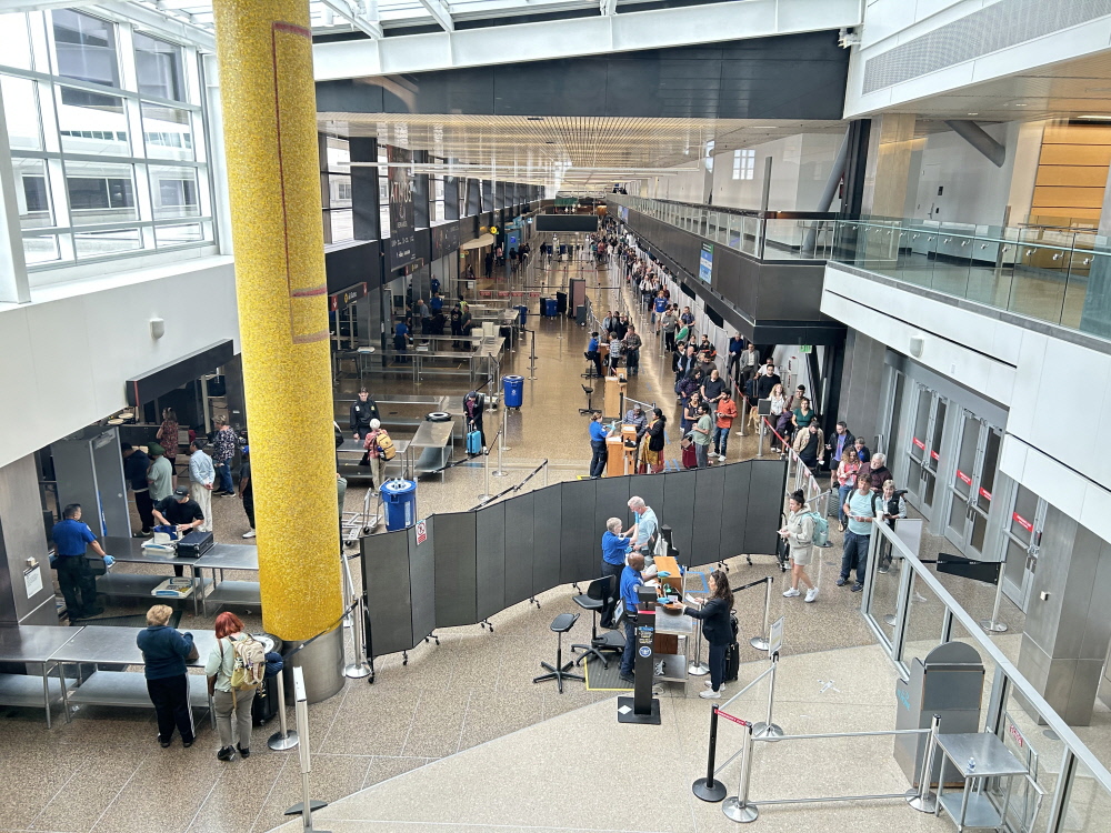 시애틀 공항, 정부 셧다운 항공 대란 ‘비켜가’…언제까지?