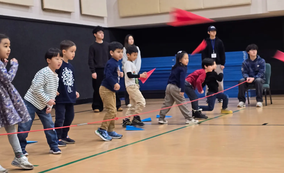 “꿈을 실어 날려라” 시애틀 통합 한국학교, 종이비행기 대회로 1학기 마무리