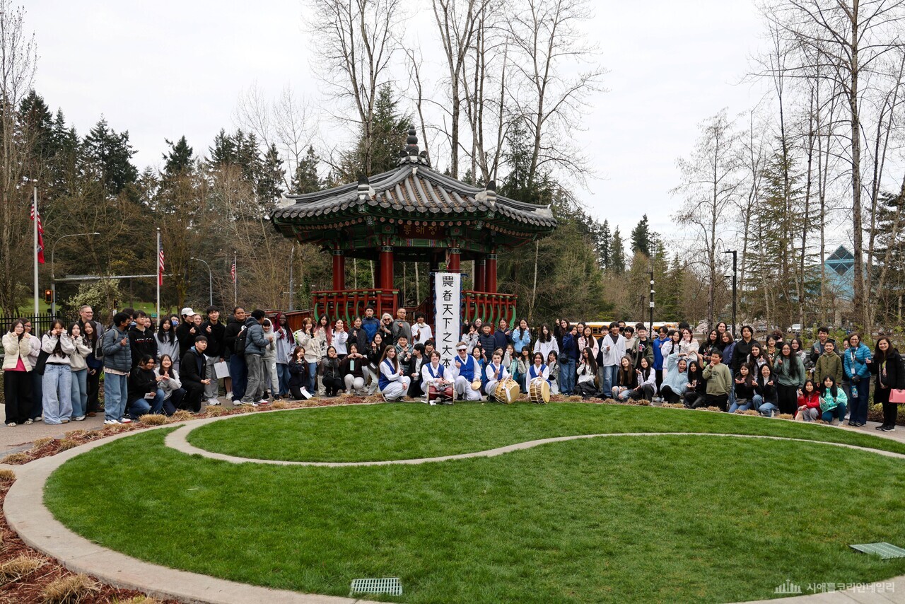 “사물놀이 장단에 어깨춤”…벨뷰 교육구 학생 100명 한우리 정원 필드트립